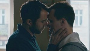 Filme ‘O Confeiteiro’ narra amor gay nascido da relação com a comida